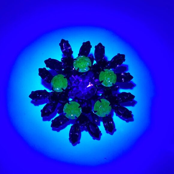 Vtg Gold Tone Yellow Black Aurora Borealis Brooch Pin Sedge UV Reactive Uranium - Picture 6 of 14